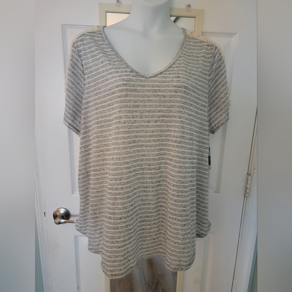 NWT poly/linen lace sleeve detail top